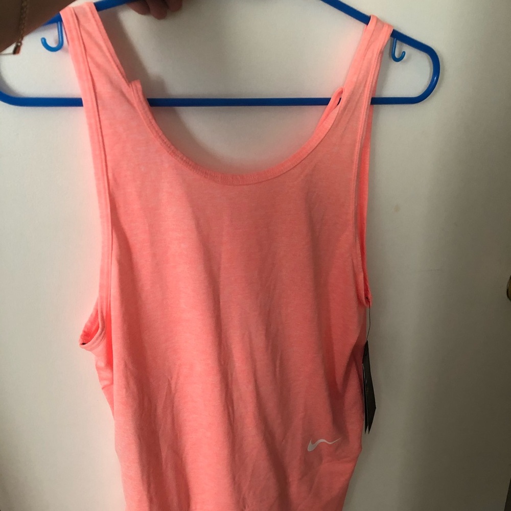 Brand new women’s Nike training top xs